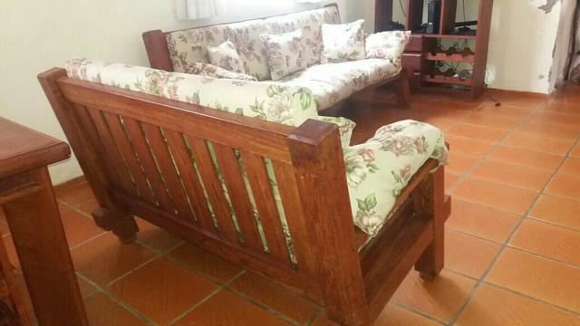 Sofá de madeira rústica