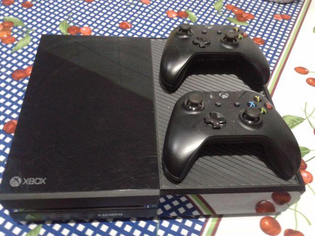 Xbox One 500gb +2 controles + jogos