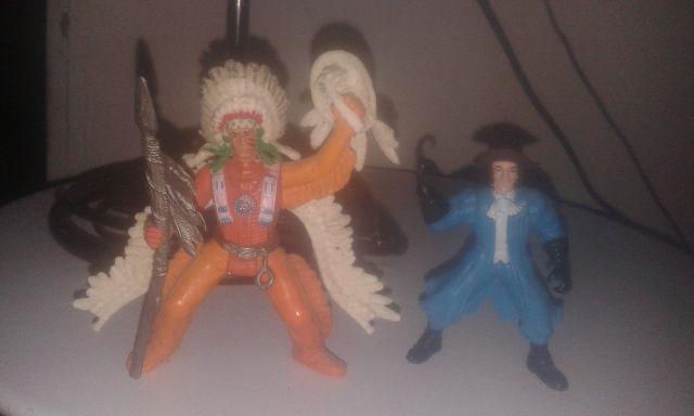 Boneco chefe indígena e capitão gancho