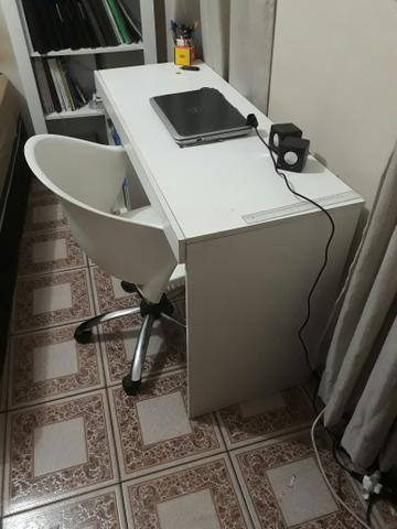 Escrivaninha mais cadeira
