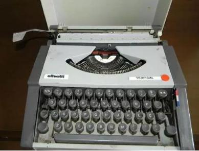 Máquina de Escrever Olivete Tropical com maleta