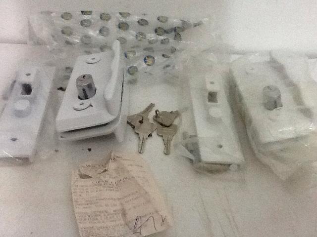 Vendo duas fechaduras para porta de vidro!