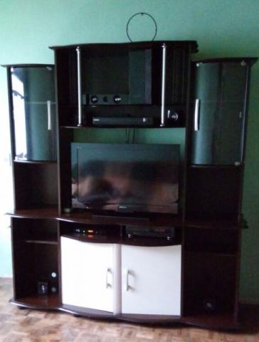 Estante marrom com portas brancas