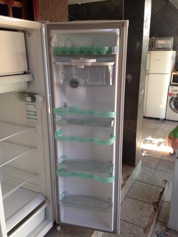 Geladeira semi nova ideal para quem não tem muito espaço