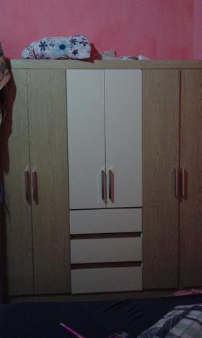 Guarda roupa c algumas marcas de uso