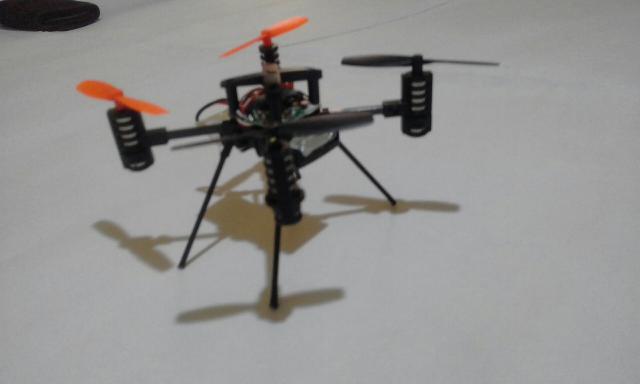 Drone com controle voa perfeito