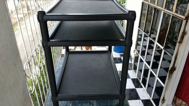 Estante com 3 compartimentos em plástico com rodas