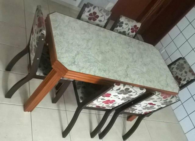 Mesa com 6 cadeiras