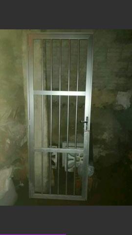 Vende-se esse portão de alumínio 80 de largura e altura