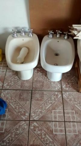 Vendo 2 vasos sanitários e 2 bidê novos