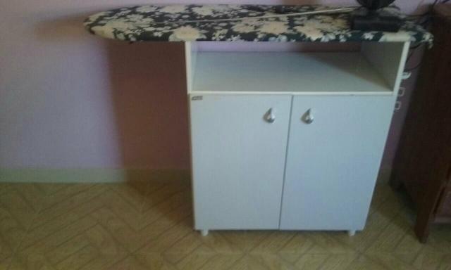 Armário com tábua de passar roupas