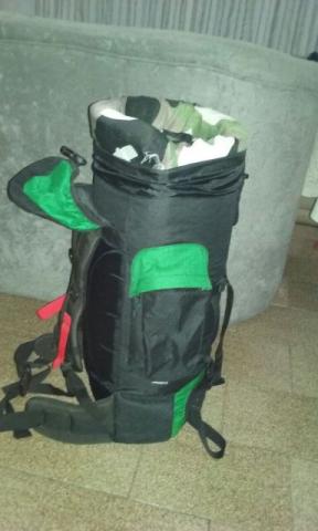 Bolsa para acampamento com colchonete e saco para dormir