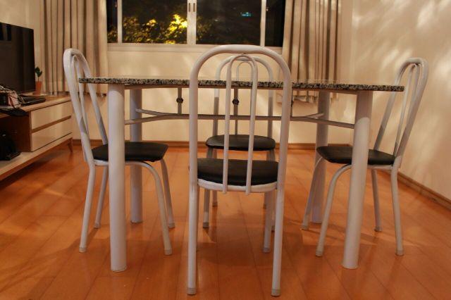 Conjunto de mesa com 04 Cadeiras
