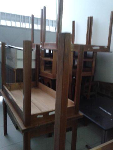 Mesas e cadeiras madeira