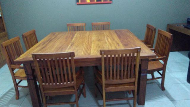 Mesas e caeiras em peroba