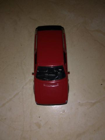 Miniatura de carro Fiat uno vermelha