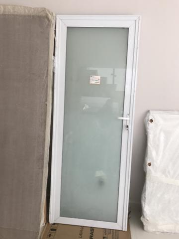 Porta de vidro leitoso com perfil alumínio branco linha