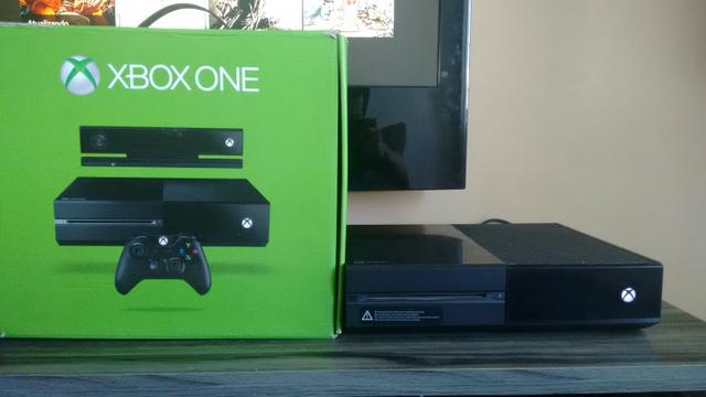 Xbox One, semi novo com várias mídias digitais