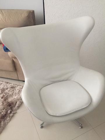 Cadeira Egg em couro ecológico branco