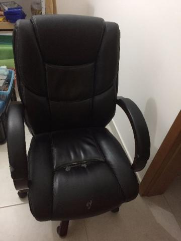 Cadeira de Executivo em couro sintético - Usada