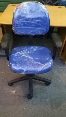 Cadeira vermelha de escritório com rodinhas