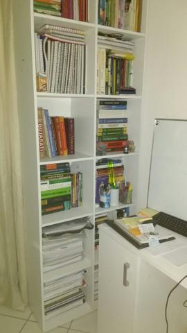 Escritório ou sala de estudos. Estante de livros. mesa e