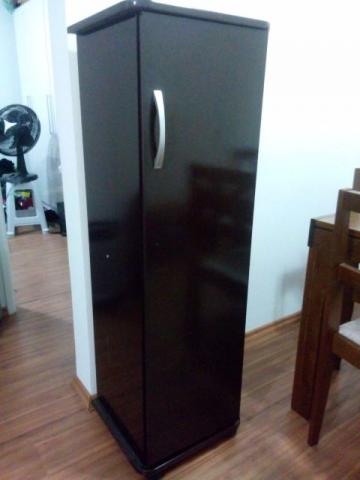 Estante para livros com porta e rodinhas giratórias