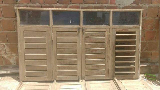 Janelão em Madeira Jatobá