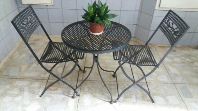 Jogo d terraço uma mesa duas cadeira de ferro