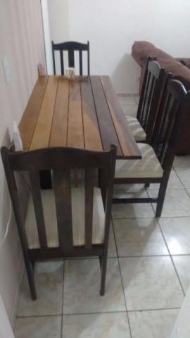 Mesa e cadeira bem reforçada de madeira 