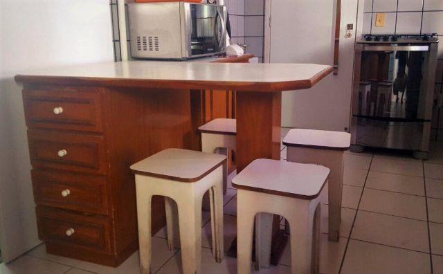 Mesa para cozinha com 4 gavetas + 4 cadeiras