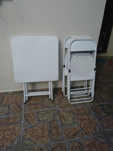 Mesas e cadeiras