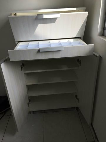 Sapateira e estante