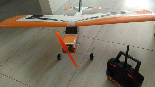 Aeromodelo treinador completo pronto para voar.