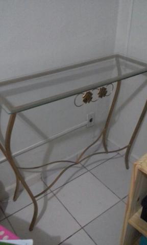 Aparador de ferro com tampo de vidro