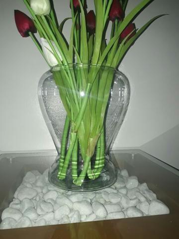 Base de mesa e vaso com arranjo de flor