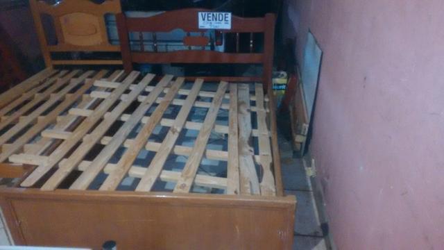 Cama de casal de madeira maciça