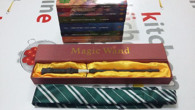 Livros, varinha mágica e gravata do Harry Potter