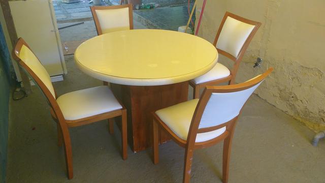 Mesa com 4 cadeiras