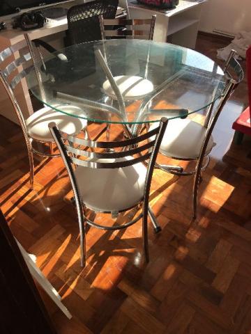 Mesa redonda com tampo de vidro com 4 cadeiras
