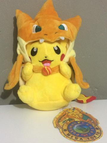 Pokemon Pikachu com capus Charizard