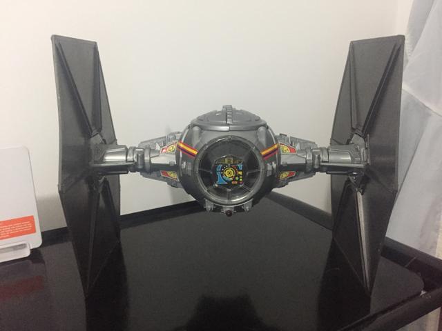 Réplica de brinquedo da Nave interceptora de Star Wars