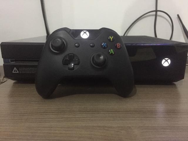 Xbox one 500GB, com jogo e 2 controles