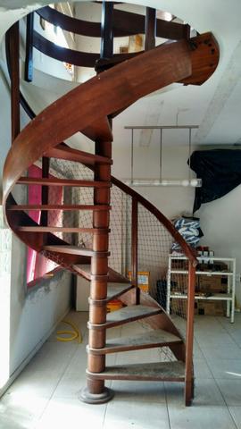 Escada de madeira em caracol