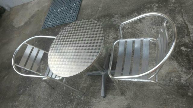Mesa com duas cadeiras de alumínio super estilosas!