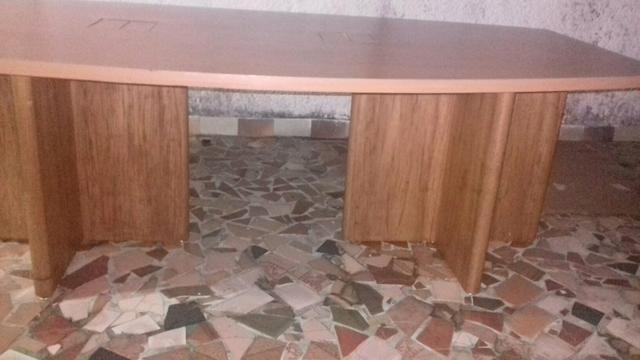 Mesa de reunião de madeira