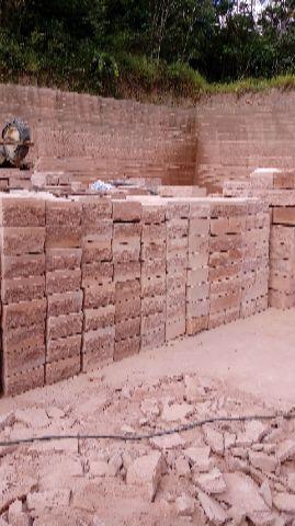 Pedras de alicerce lajes e tijoletas