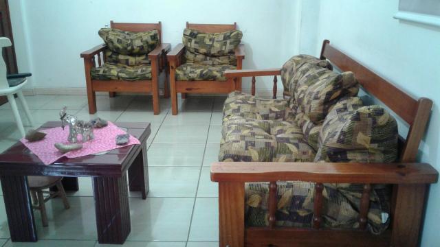 Sofá de madeira maciça