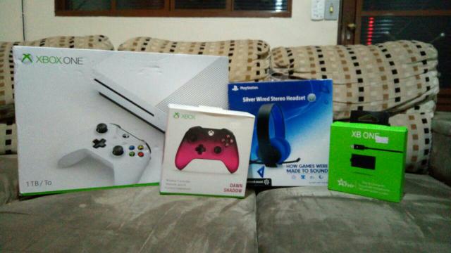 Xbox One S - HD 1 tera 2 controles 1 Headset Sony + bateria
