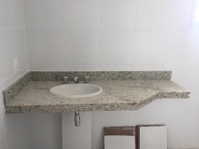 Bancada granito 1,42 x 0,55 com cuba e torneira Deca